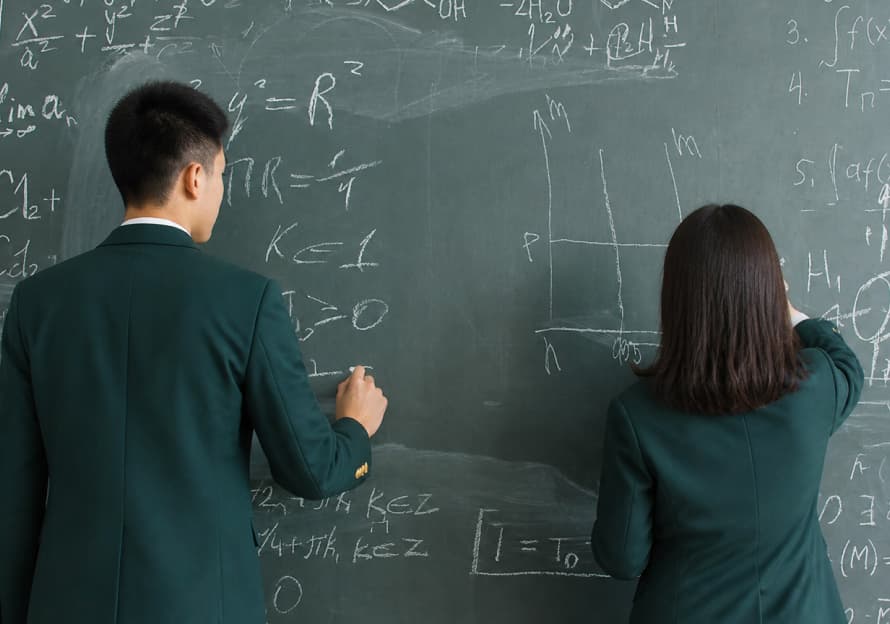 A-Level 数学与科学选修课程学习场景