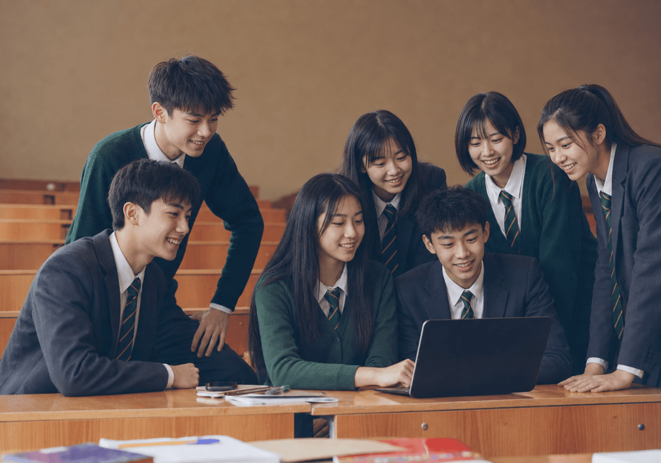 线下全日制课堂讲授与学生听课场景