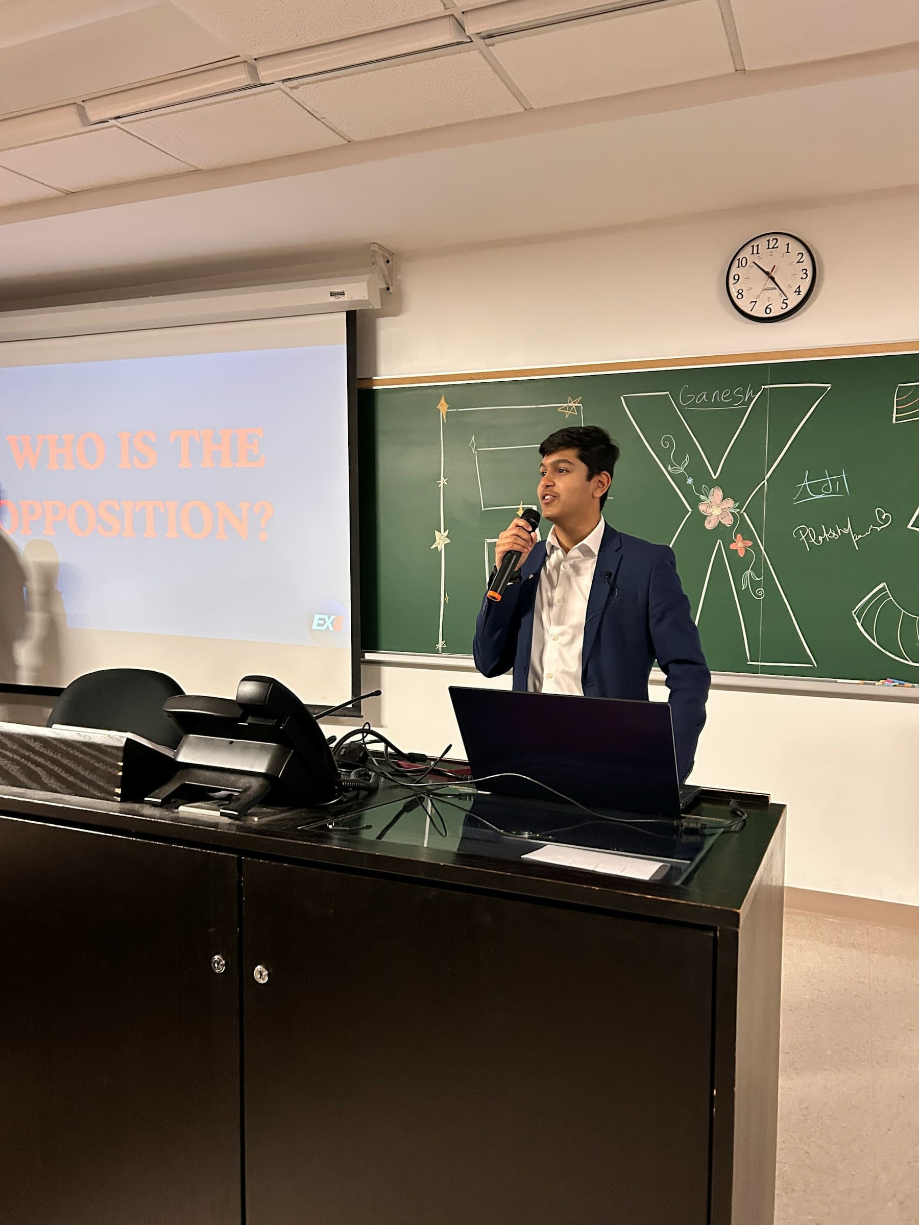 学生在讲台进行展示与集中训练