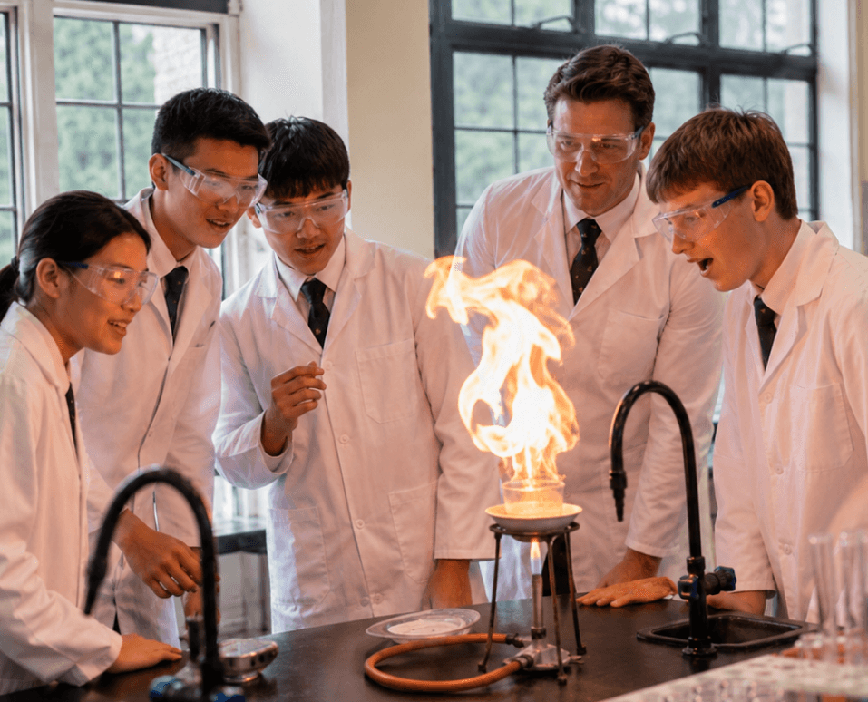 学生在实验室进行科学实验