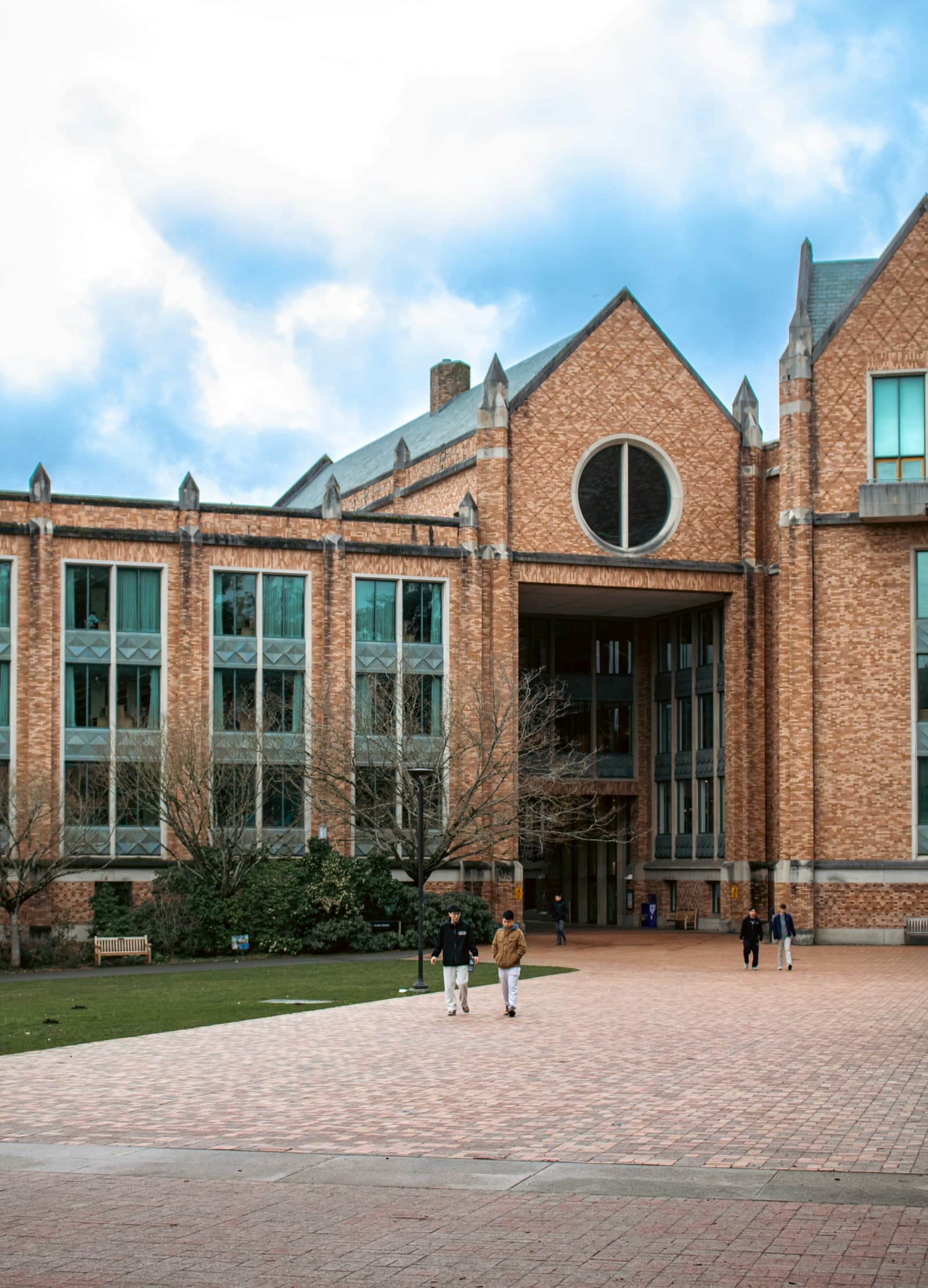 QS Top100 升学计划背景:砖石教学楼与庭院