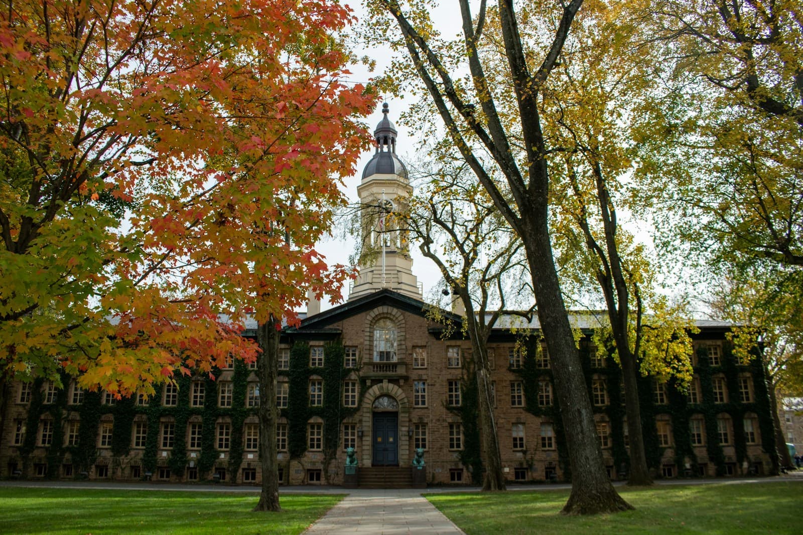 QS Top50 升学计划背景:秋日校园建筑