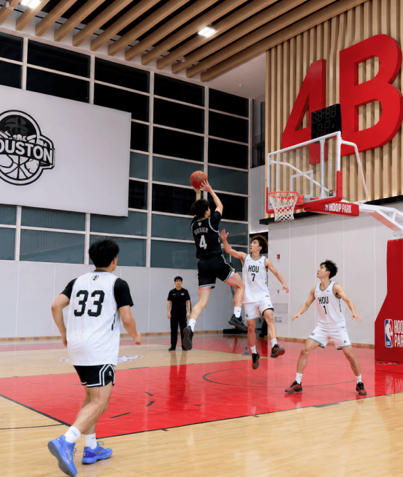 米德尔顿学院学生在篮球馆训练