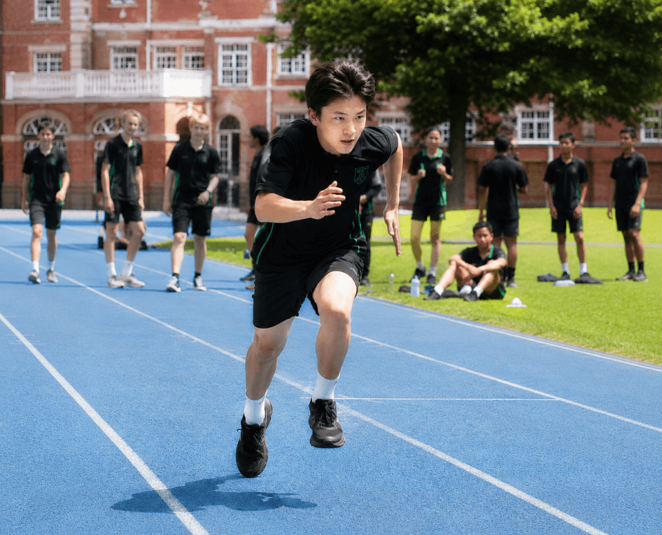 学生在运动场跑步